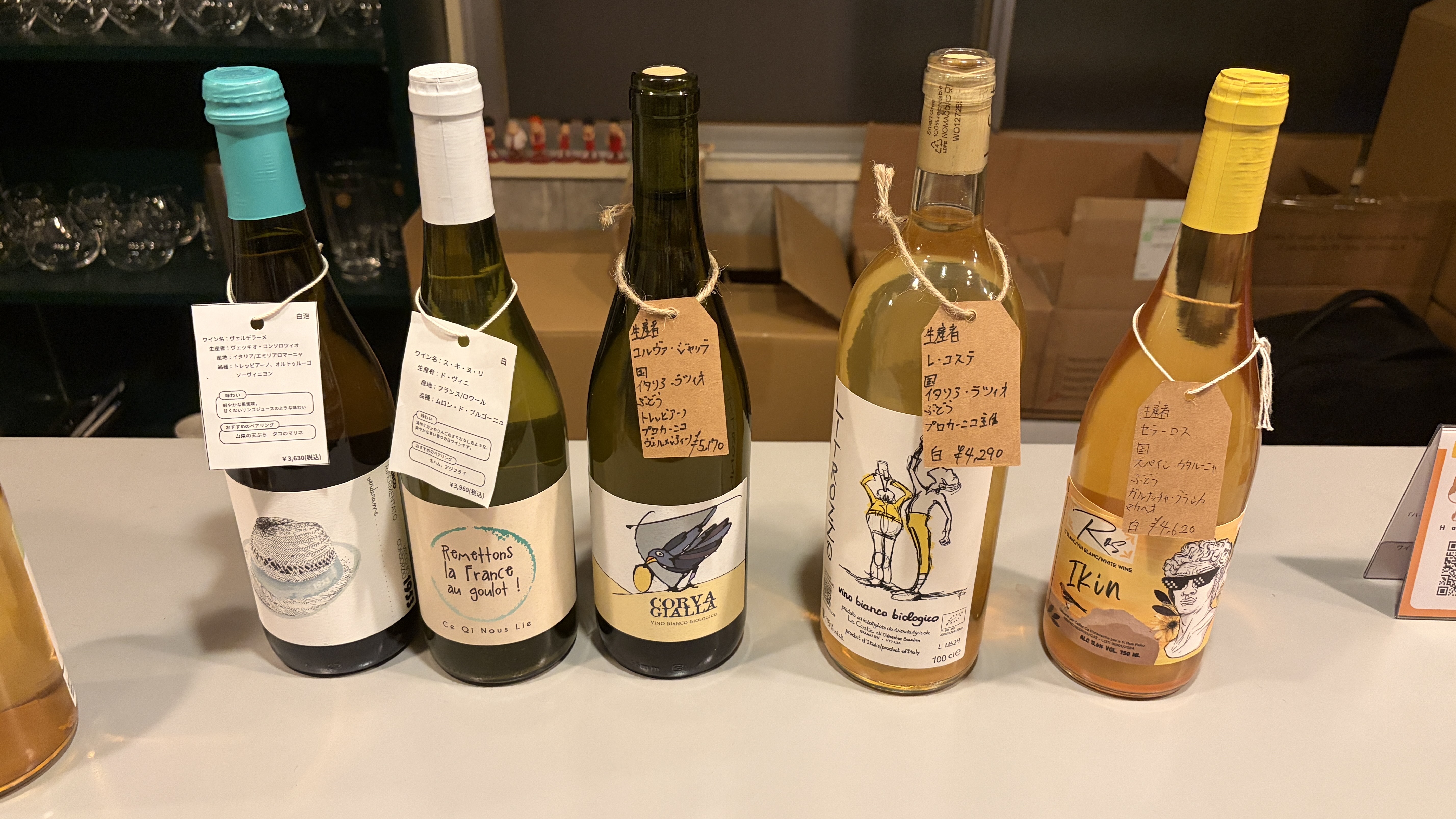 テーブルに並んだ5本のワイン